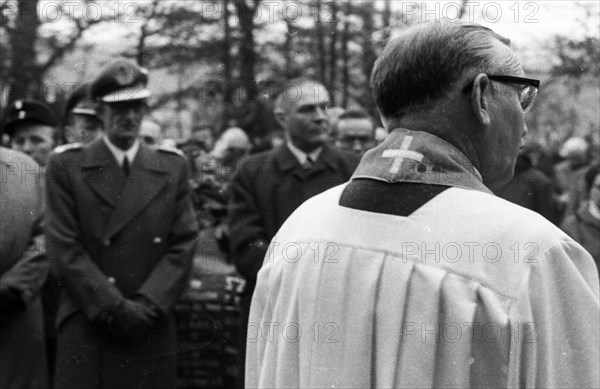 A meeting of the traditional associations of the Waffen- SS to honour their dead of the 6th SS Division North on 14. 11. 1971 in Hunrueck was accompanied by the Bundeswehr with officers and a squad of...