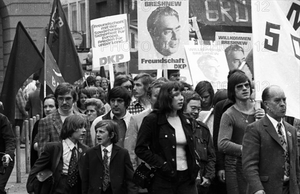 The visit of the Soviet head of state and party Leonid Brezhnev to Bonn from 18-22 May 1973 was a step towards easing tensions in the East-West relationship by Willy Brandt. Demo of friends and oppone...