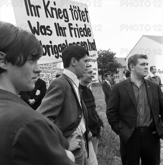 The shooting of Cologne sailors Max Reichspietsch and Albin Koebes on 5 September 1917 in Cologne-Wahn for mutiny prompted youth associations to protest and lay a wreath in commemoration after 50 year...