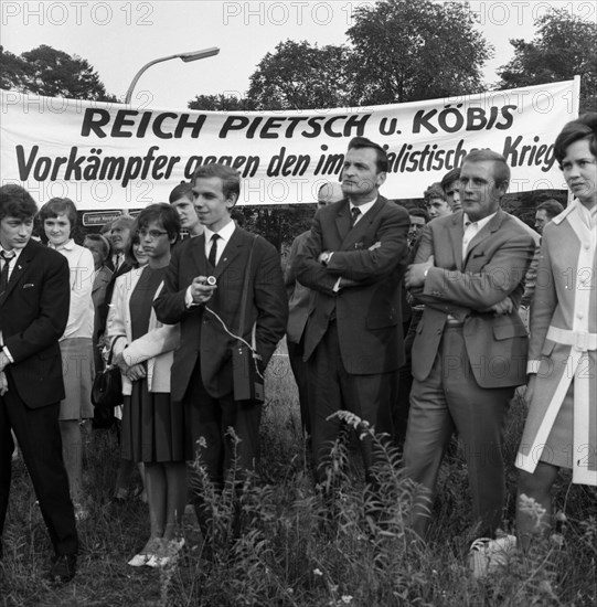 The shooting of Cologne sailors Max Reichspietsch and Albin Koebes on 5 September 1917 in Cologne-Wahn for mutiny prompted youth associations to protest and lay a wreath in commemoration after 50 year...