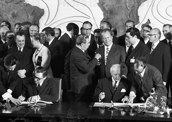 The visit of the Soviet head of state and party leader Leonid Brezhnev to Bonn from 18-22 May 1973 was a step towards easing tensions in Willy Brandt's East-West relations. At the table at the signing...