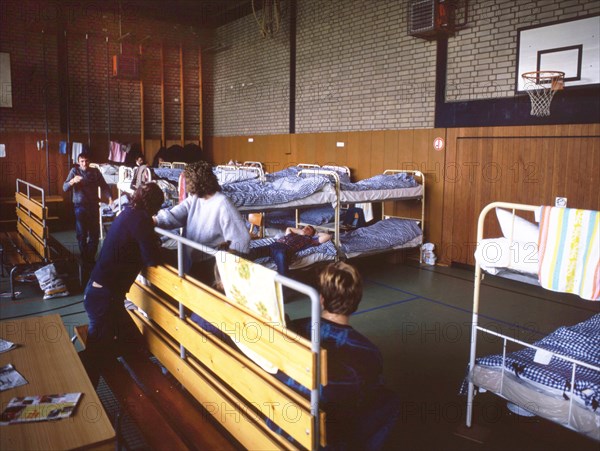 Gymnasium were also used. Immigrants and foreign refugees in North Rhine-Westphalia on 28. 10. 1988 in Unna-Massen. Since the sleeping accommodations were not sufficient