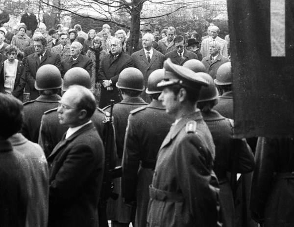 A meeting of the traditional associations of the Waffen- SS to honour their dead of the 6th SS Division North on 14. 11. 1971 in Hunrueck was accompanied by the Bundeswehr with officers and a squad of...