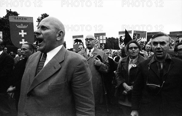The second meeting of Federal Chancellor Willy Brandt with GDR MP Willi Stoph on 21 May 1971 in Kassel was accompanied by a large number of statements for and against the Brandt government's policy of...