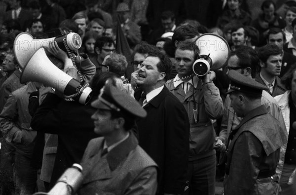 The second meeting of Chancellor Willy Brandt with GDR MP Willi Stoph on 21 May 1971 in Kassel was accompanied by a large number of statements for and against the Brandt government's policy of detente...