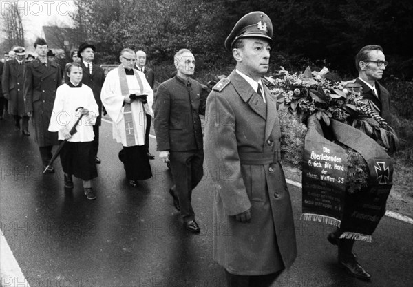 A meeting of the traditional associations of the Waffen- SS to honour their dead of the 6th SS Division North on 14. 11. 1971 in Hunrueck was accompanied by the Bundeswehr with officers and a squad of...