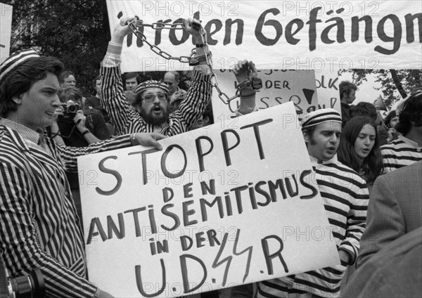 The visit of the Soviet head of state and party Leonid Brezhnev to Bonn from 18-22 May 1973 was a step towards easing tensions in the East-West relationship by Willy Brandt. Demo of friends and oppone...