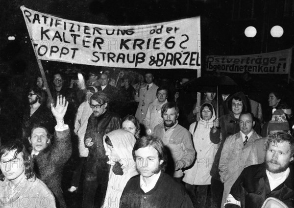 Supporters and friends of the SPD/FDP government coalition demonstrated in Bonn on 26 April 1972 with a torchlight march and rally in favour of the government and the ratification of the Eastern treat...