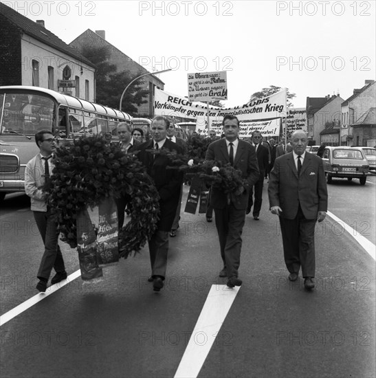 The shooting of Cologne sailors Max Reichspietsch and Albin Koebes on 5 September 1917 in Cologne-Wahn for mutiny prompted youth associations to protest and lay a wreath in commemoration after 50 year...
