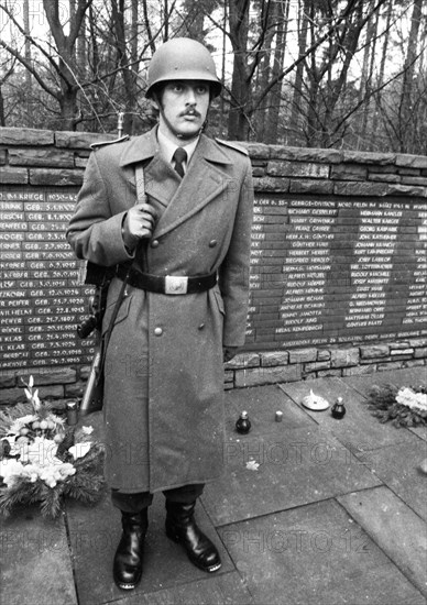 A meeting of the traditional associations of the Waffen- SS to honour their dead of the 6th SS Division North on 14. 11. 1971 in Hunrueck was accompanied by the Bundeswehr with officers and a squad of...