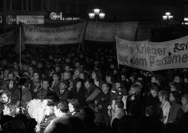 Supporters and friends of the SPD/FDP government coalition demonstrated in Bonn on 26 April 1972 with a torchlight march and rally in favour of the government and the ratification of the Eastern treat...