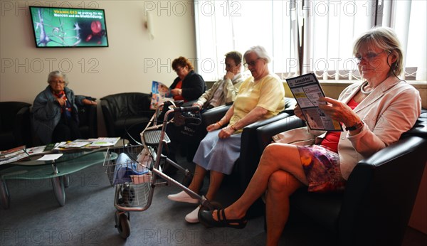 This internist in the centre of a larger city works mainly as a family doctor. The photo shows: Waiting room