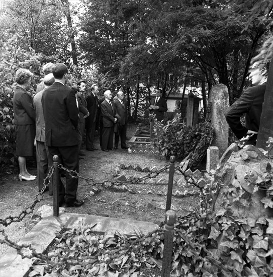 The shooting of Cologne sailors Max Reichspietsch and Albin Koebes on 5 September 1917 in Cologne-Wahn for mutiny prompted youth associations to protest and lay a wreath in commemoration after 50 year...