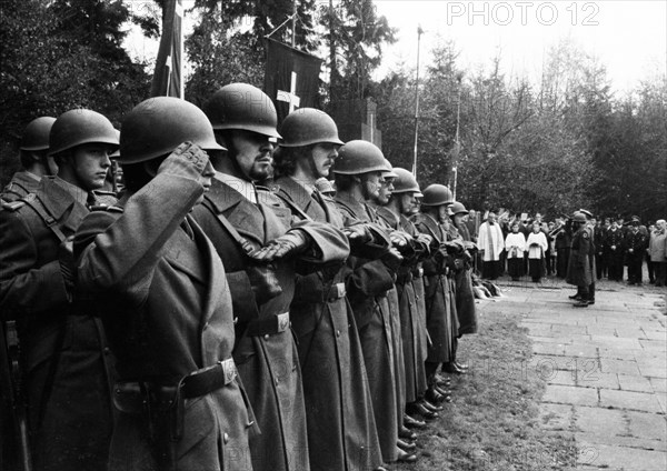 A meeting of the traditional associations of the Waffen- SS to honour their dead of the 6th SS Division North on 14. 11. 1971 in Hunrueck was accompanied by the Bundeswehr with officers and a squad of...