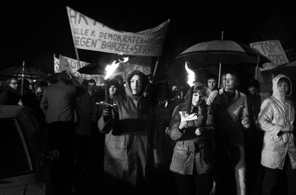 Supporters and friends of the SPD/FDP government coalition demonstrated in Bonn on 26 April 1972 with a torchlight march and rally in favour of the government and the ratification of the Eastern treat...