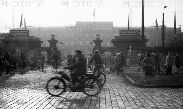 The picture was taken between 1965 and 1971 and shows a photographic impression of everyday life in this period of the GDR. Bitterfeld . Industrial complex