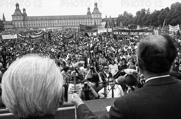 The visit of the Soviet head of state and party Leonid Brezhnev to Bonn from 18-22 May 1973 was a step towards easing tensions in the East-West relationship by Willy Brandt. Demo of friends and oppone...