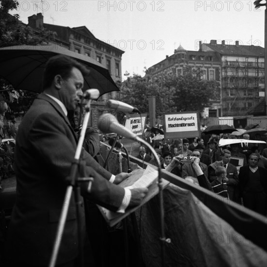 IG Metall reacted to the federal government's emergency laws in 1968 with a youth emergency report congress and demonstrations in Duisburg. Georg Benz at the lectern
