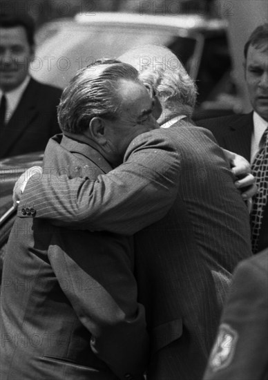 The visit of the Soviet Head of State and Party Leonid Brezhnev to Bonn from 18-22 May 1973 was a step towards easing tensions in East-West relations by Willy Brandt. Leonid Brezhnev at Gymnich Castle...