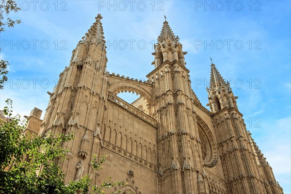 Towers with cross braces for architectural stabilisation lateral dissipation of weight pressure