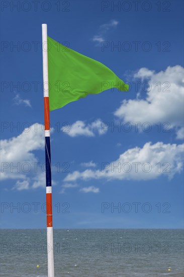 Green warning flag signalling no hazard. Swimming allowed and safe for all swimmers