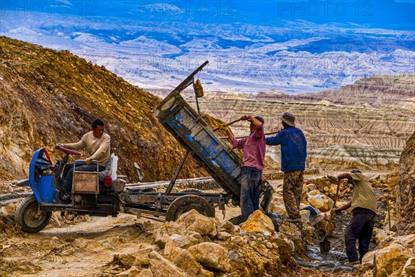 Road work on the Road from Lake Manasarovar to the kingdom of Guge