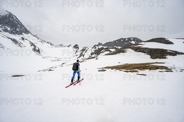 Ski tourers ascending Sommerwandferner