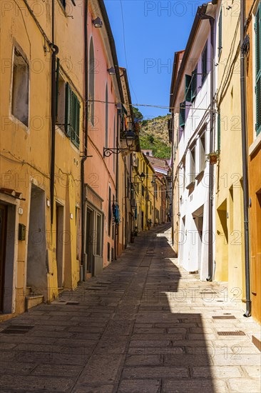 Narrow alley with pastel-coloured house facades
