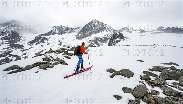 Ski tourers ascending Sommerwandferner