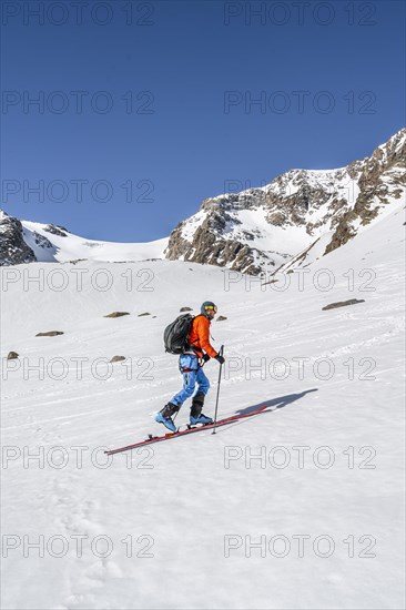 Ski tourers ascending Lisenser Ferner