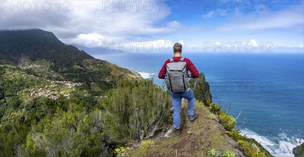 Hikers on the ridge of Pico do Alto