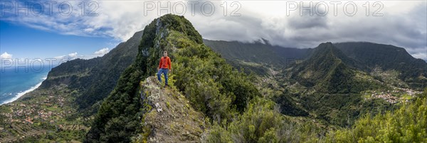 Hikers on the ridge of Pico do Alto