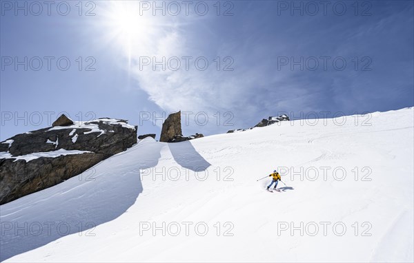 Ski tourers on the descent on the Berglasferner glacier
