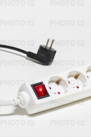Socket strip for connecting electrical appliances