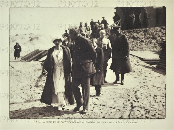 Doctor Antoine Depage and queen Elisabeth visiting the Ocean military hospital at De Panne in Flanders