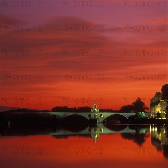 Pont St-Benetzet at sunrise