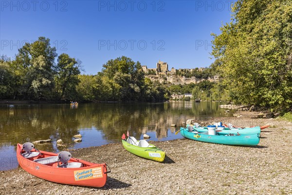 Canoes on the banks of the Dordogne and the Chateau de Beynac