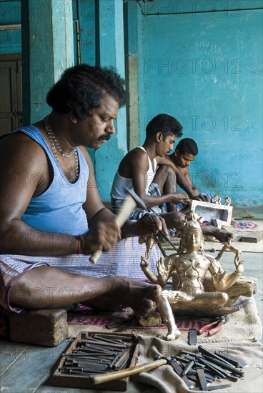 Artisans Chiselling bronze sculpture statue at Swamimalai