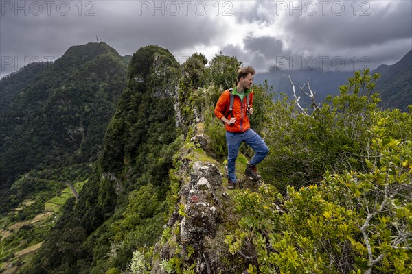 Hikers on the ridge of Pico do Alto