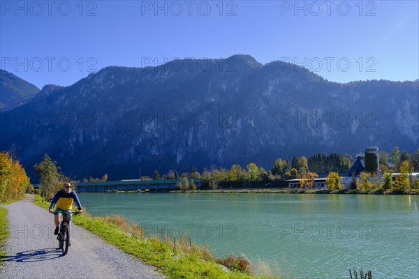 Cyclists on the Inn between Kiefersfelden and Kufstein