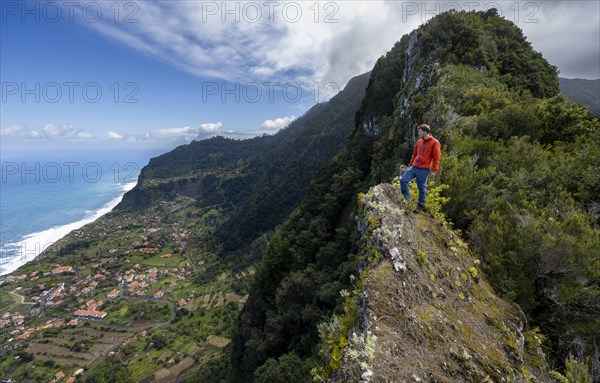 Hikers on the ridge of Pico do Alto