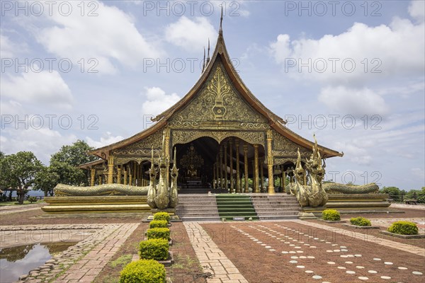 Temple Wat Sirindhorn Wararam