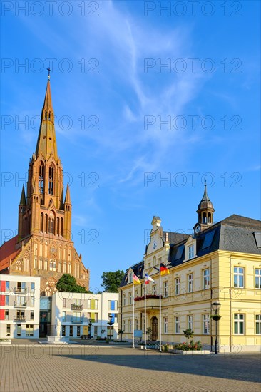 On the market square the reconstruction of the historic town hall and behind it the neo-Gothic Bartholomaeuskirche