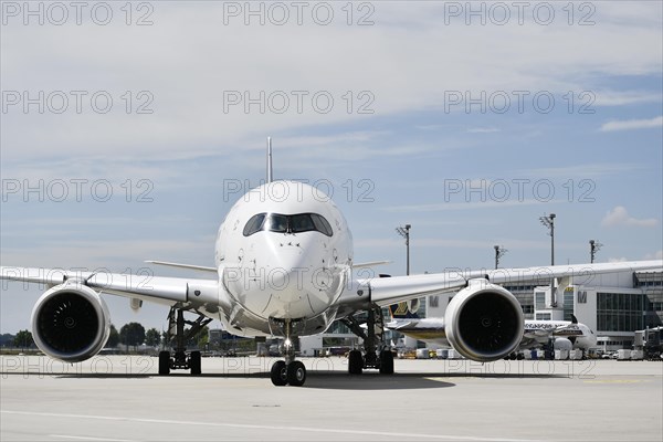 Rolling Lufthansa Airbus A350-900 with Terminal 2