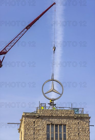 Mercedes star on the station tower is being dismantled. During the approximately 250 million euro refurbishment of the Bonatzbau