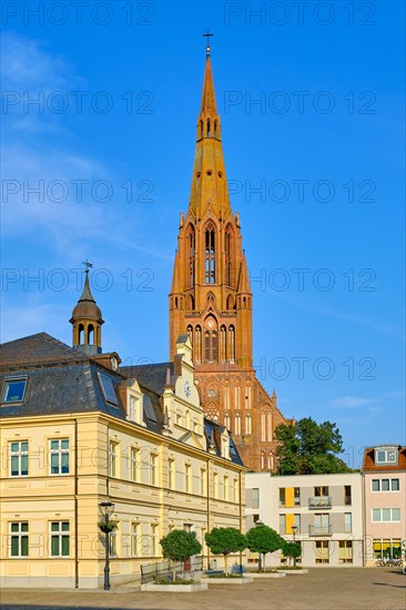 On the market square the reconstruction of the historic town hall and behind it the neo-Gothic Bartholomaeuskirche