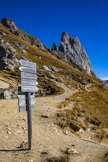 Signpost to theGeisler Group with the Sas Rigais peak, Val Gardena, Dolomites, South Tyrol, Italy, Europe