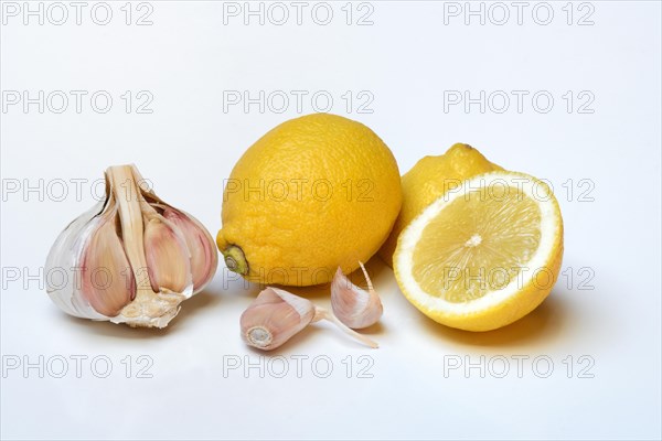 Ingredients for lemon garlic cure, lemon, garlic, ginger