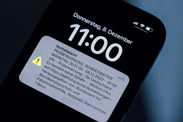 Symbol photo: A message for the Nationwide Warning Day 2022 appears on a smartphone. Emergency alert, trial warning, Nationwide Warning Day 2022 Thu. 08.12.2022, 10:59 hrs, trial warning. Berlin, 08.1...