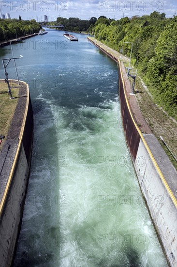 Herne-Ost lock on the Rhine-Herne Canal, freighter in front of entering the lock chamber, here the water draining off to the level of the lower water level, Herne, North Rhine-Westphalia, North Rhine-...